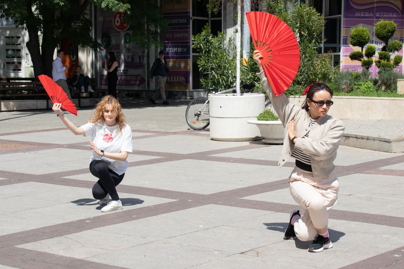 tu pian4 shi zheng fu guang chang qian de gong fu shan biao yan