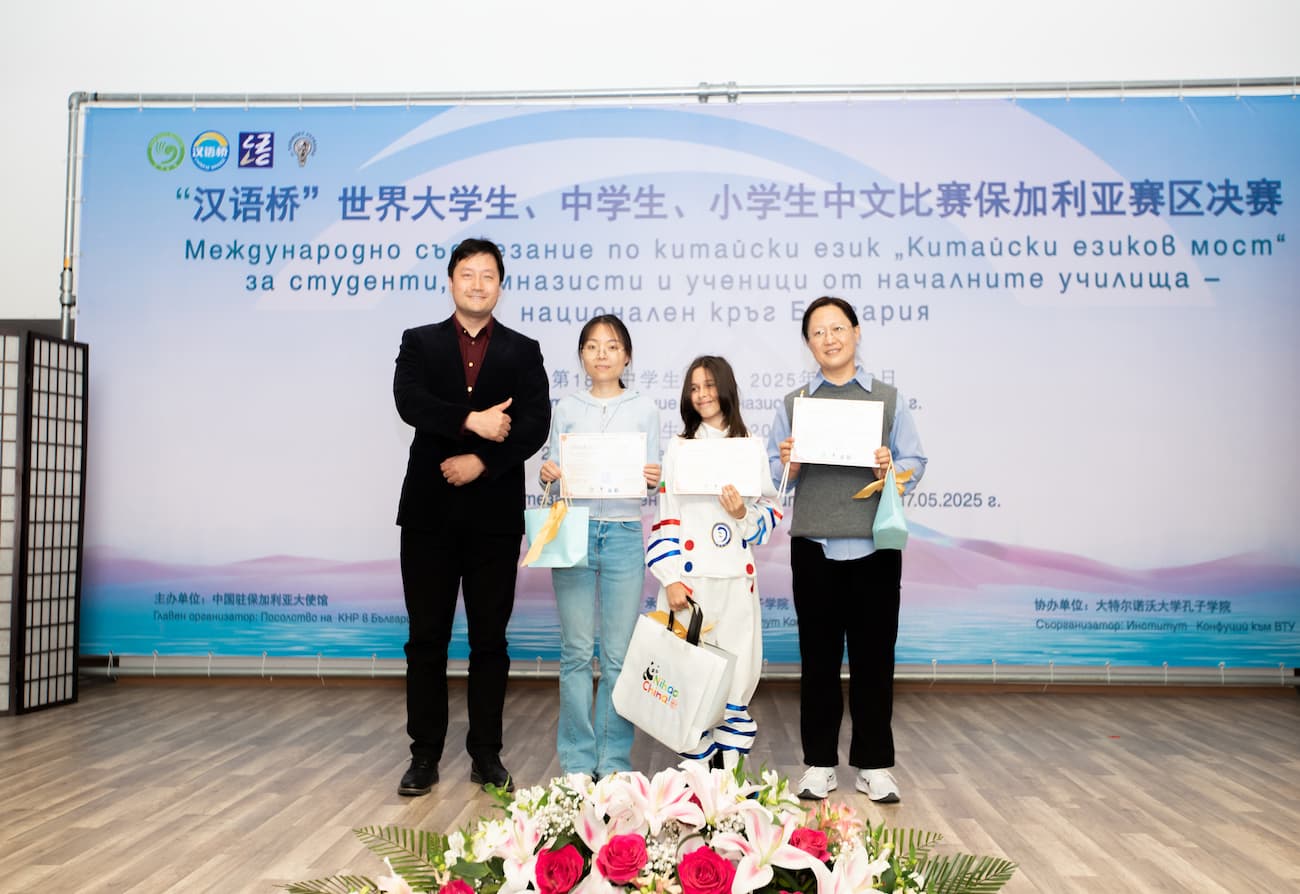 tu pian9 zhong guo zhu bao jia li ya da shi guan jiao yu shi wu fu ze ren yang tian wei xiao xue zu guan jun ji qi zhi dao jiao shi ban jiang