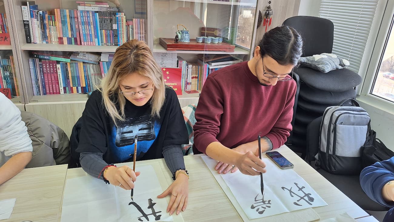 Photo 1 The students practiced holding the brush