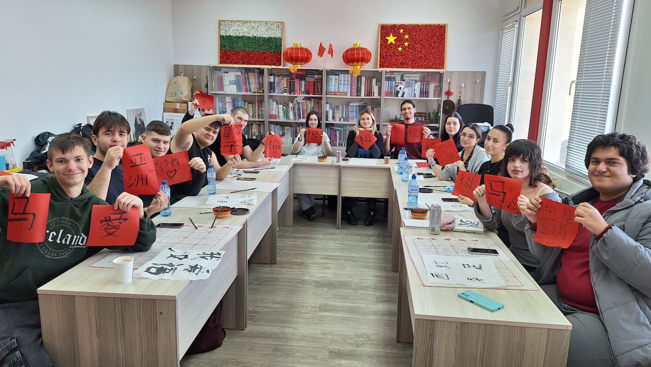 Photo 2 Writing the character for fortune „Fu”