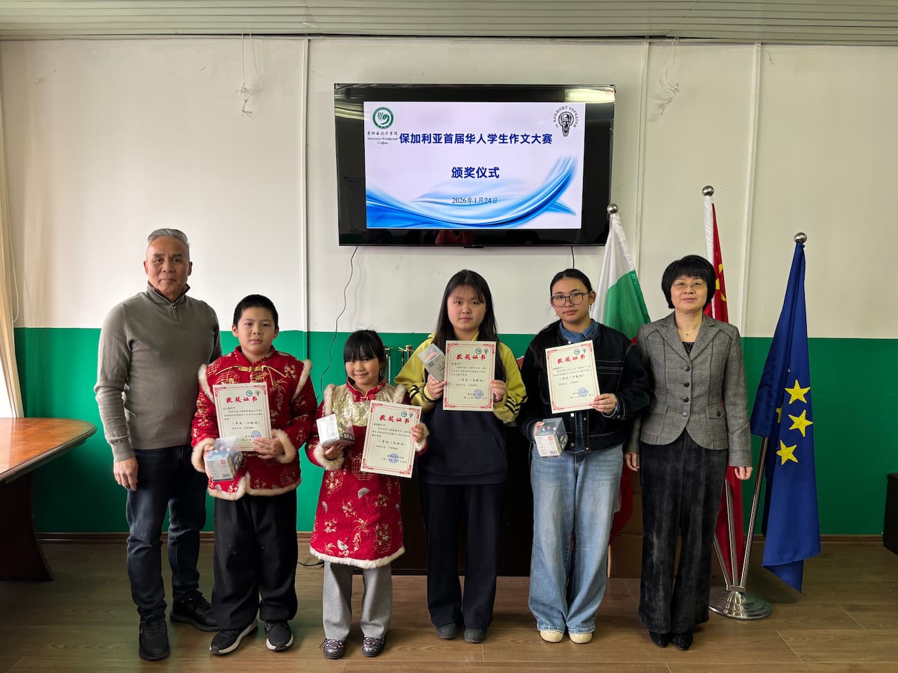 Photo 3: VIP guest presenting the second prize to the winning student