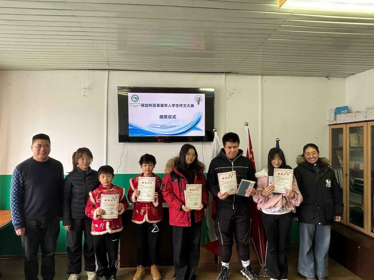 Photo 5: VIP guest presenting the excellence award to the winning student