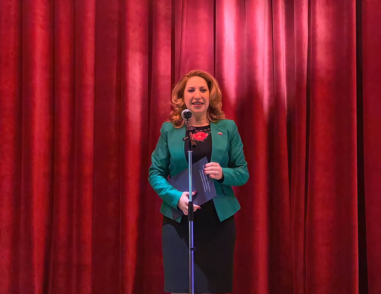 Снимка 1: Приветствено слово на директора