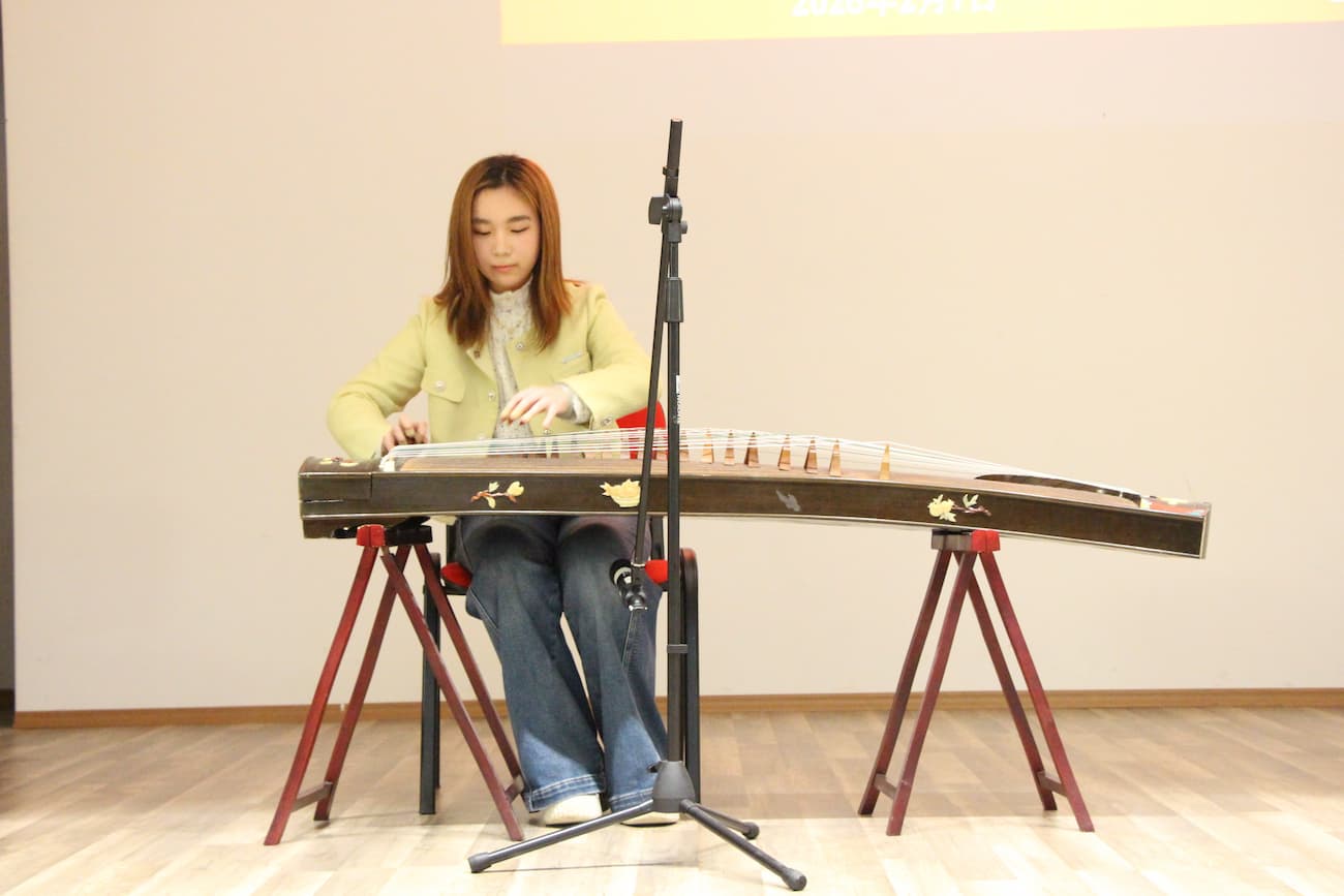 Photo 10: Guzheng performance