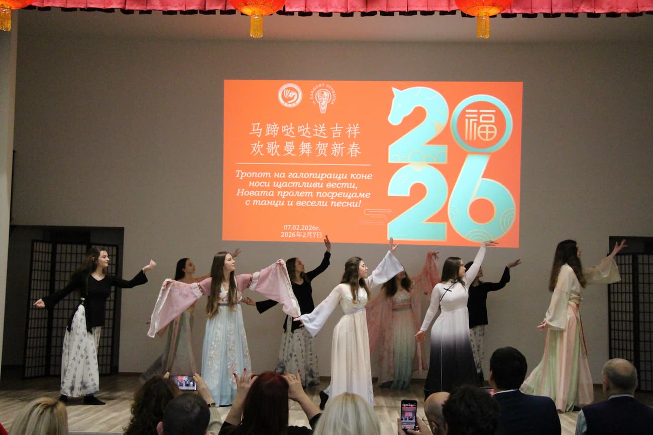 Photo 5: Medley of Chinese-style dances