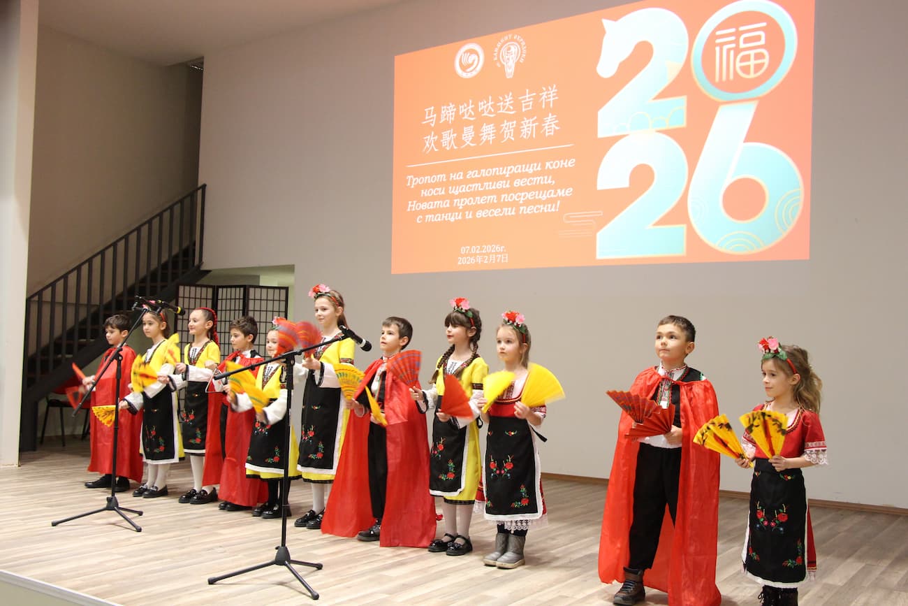 Photo 7: Chinese song “Congratulations”