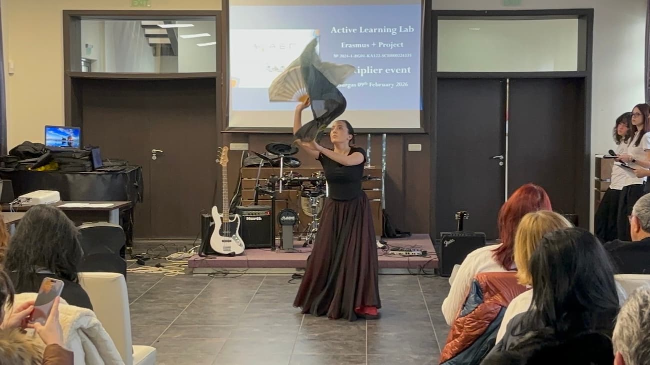 Photo 3: Fan dance performance