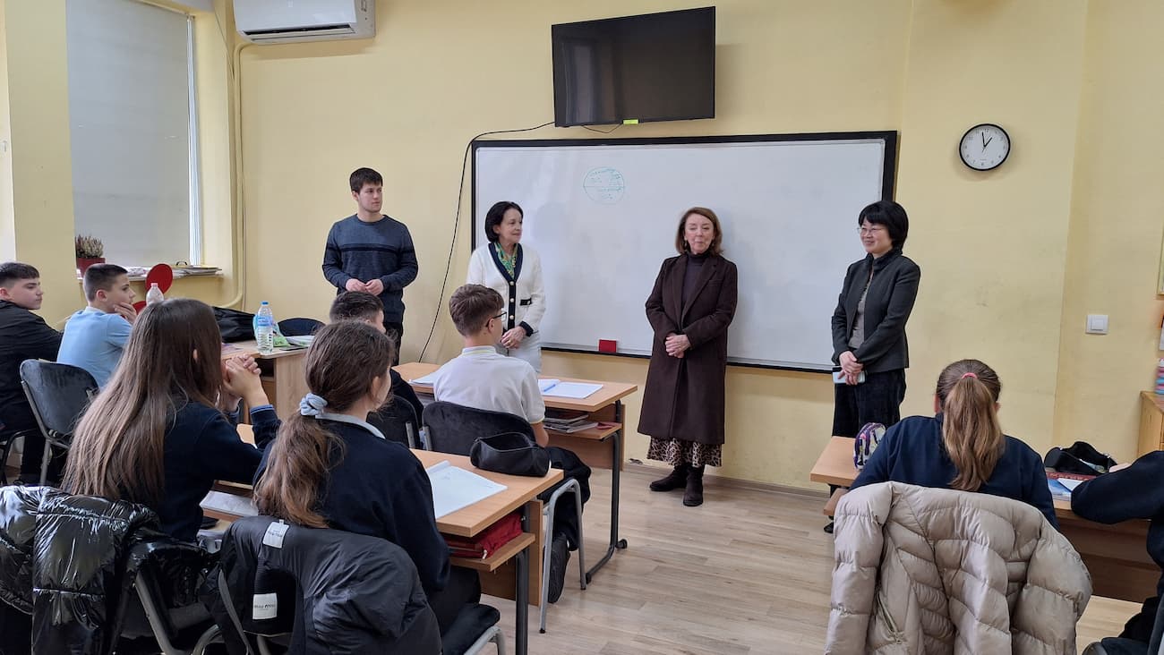 Photo 3: Chinese and Bulgarian Directors visited the classroom