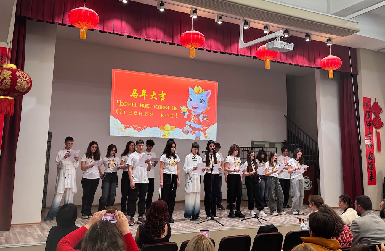 &nbsp;&nbsp;Photo 2: Chinese song chorus