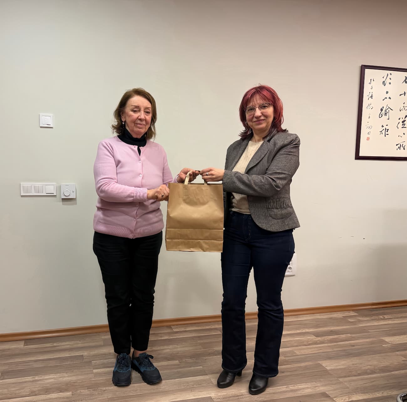 Photo 2 Presenting the guest with Confucius Institute’s latest publication