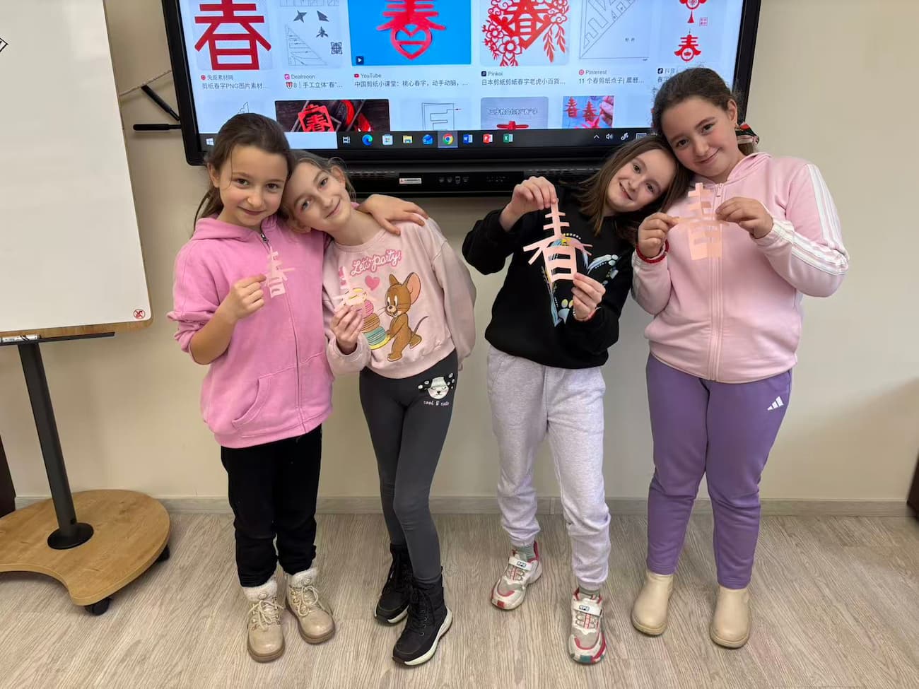 Снимка 1: Изрязване на йероглифа „春“ (Пролет)