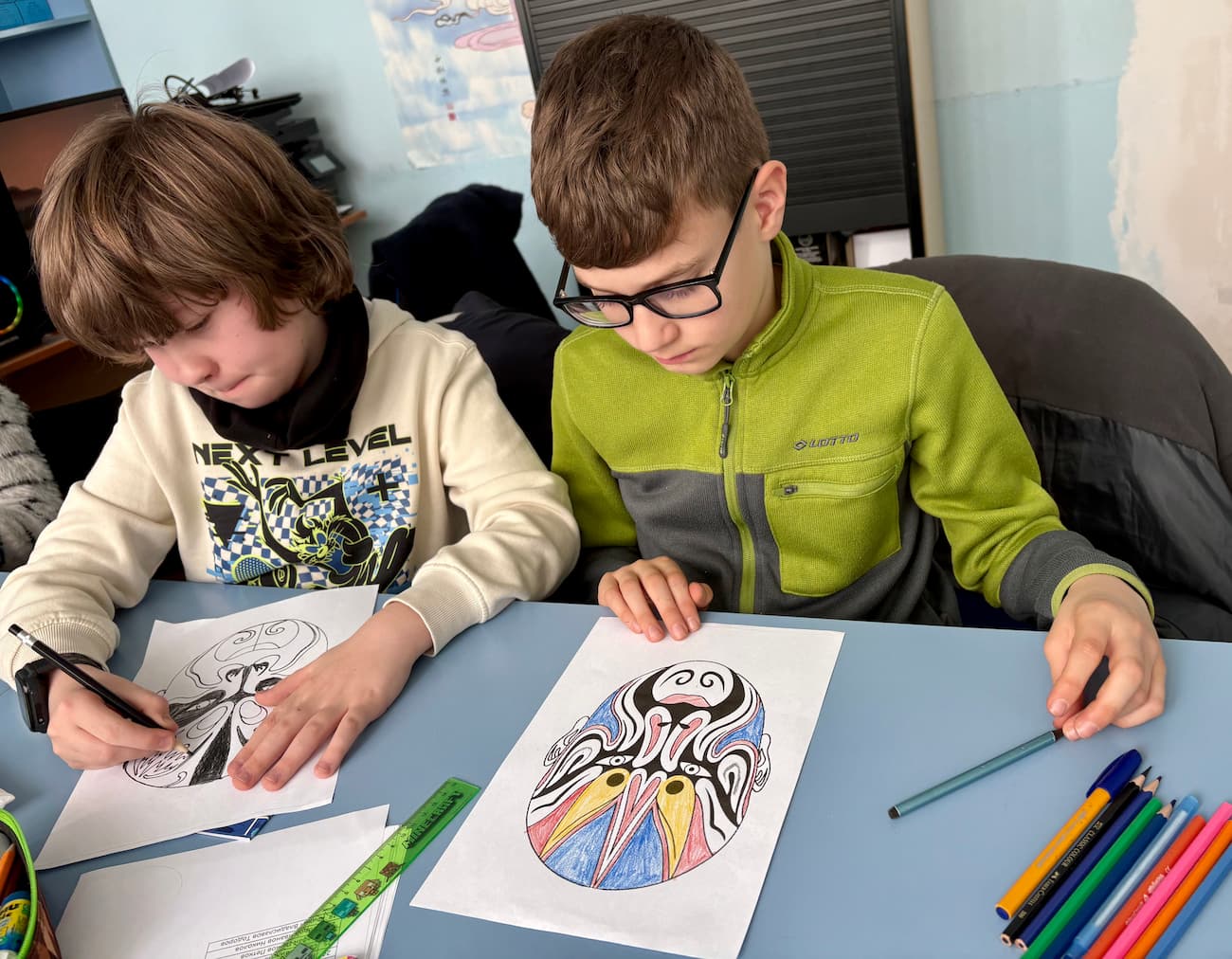 Photo 1 Coloring Peking Opera masks