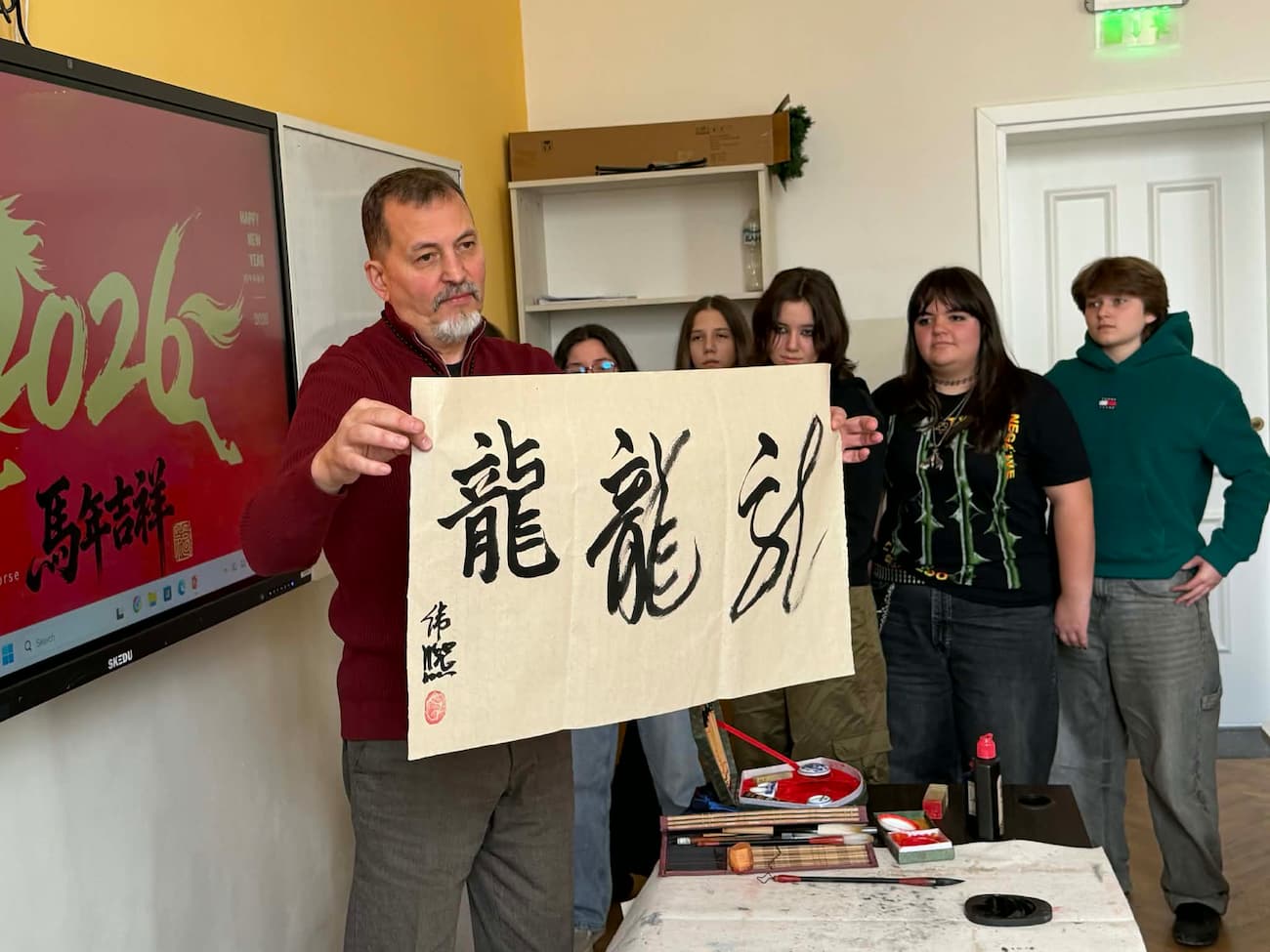 Photo 2 – Display of the Chinese character “龙” (dragon)