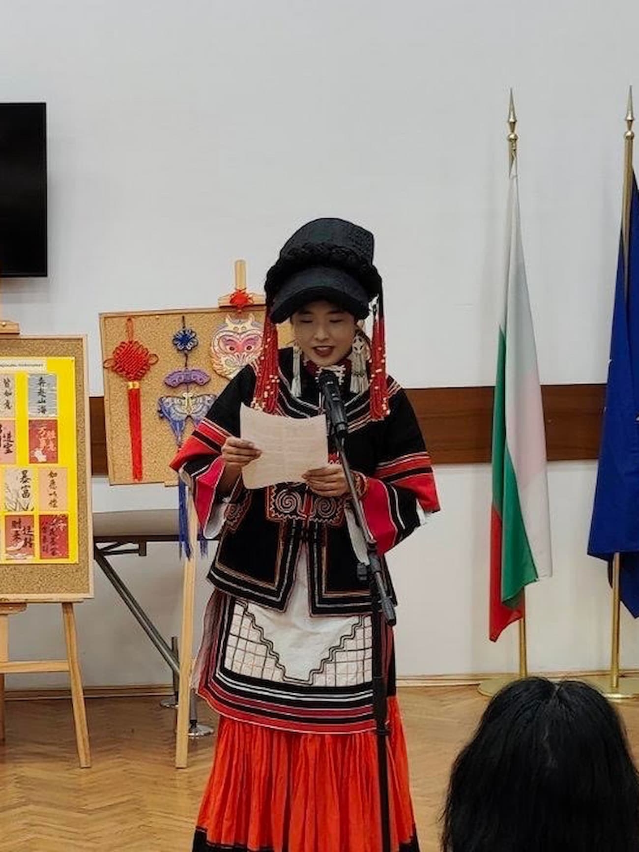 Photo 2 Teachers explaining