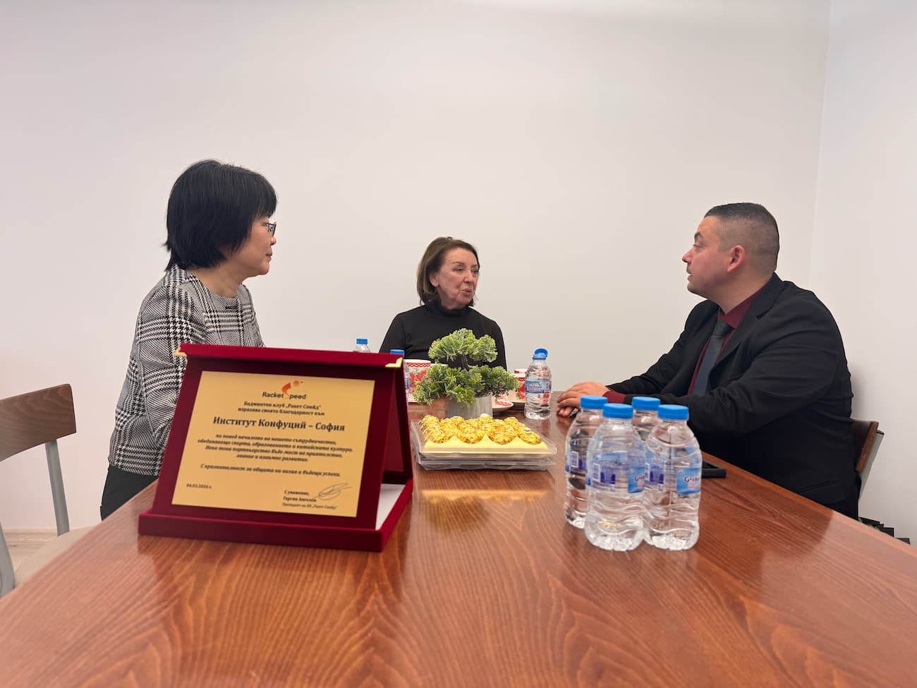  Photo 1: Bilateral meeting