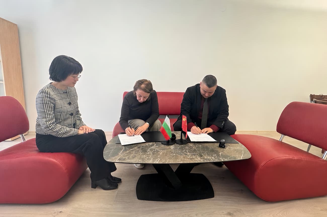 Photo 2: Agreement signing ceremony