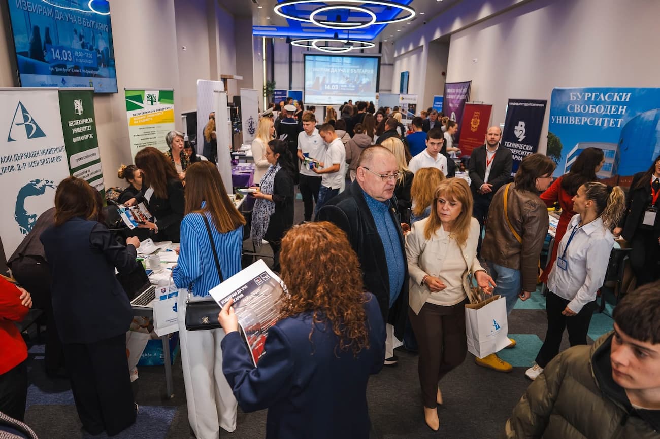 Снимка 1: Сцена от образователното изложение