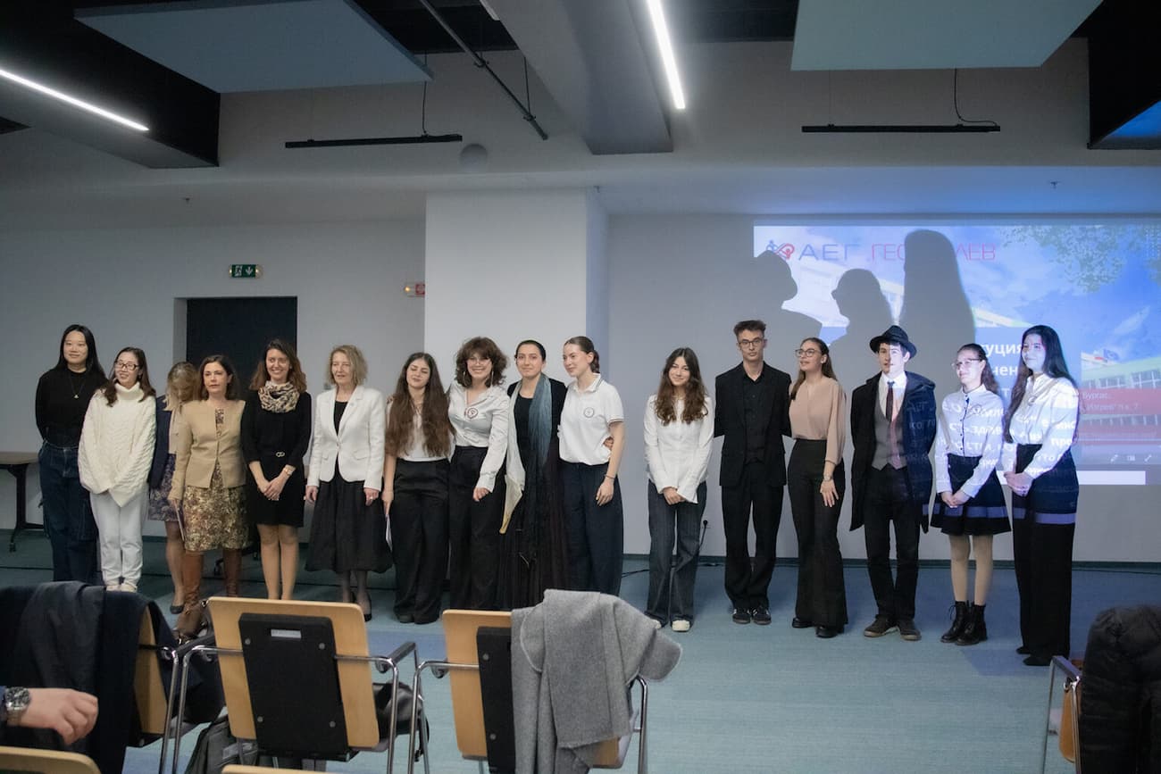 Photo 4: Group photo of some guests with teachers and students