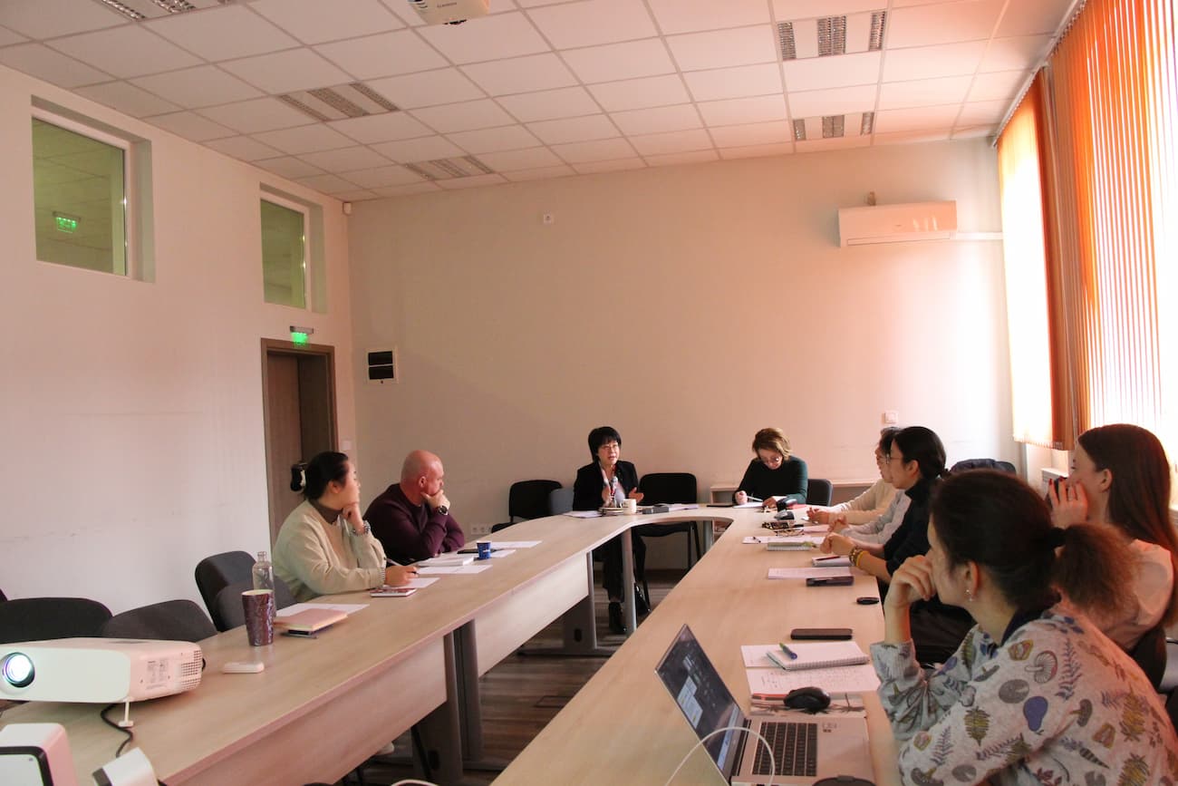  &nbsp; &nbsp; Photo 1: The Chinese director outlined the work